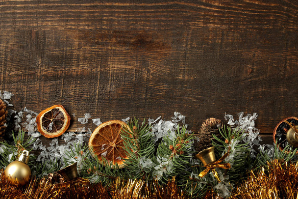 Новорічно-різдвяні кадр для тексту з ялинку і кольорові різдвяні прикраси на фоні коричневий. вид зверху. - Фото, зображення