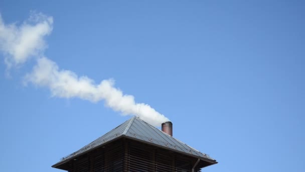 fumo bianco fumo aumento casa tetto camino sfondo blu cielo
 - Filmati, video