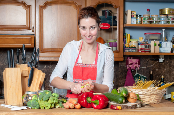 beautiful housewife cooking vegetables - Zdjęcie, obraz