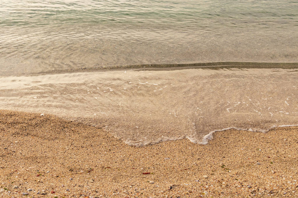 Wybrzeże i piasków ze fale przybrzeżne - Zdjęcie, obraz
