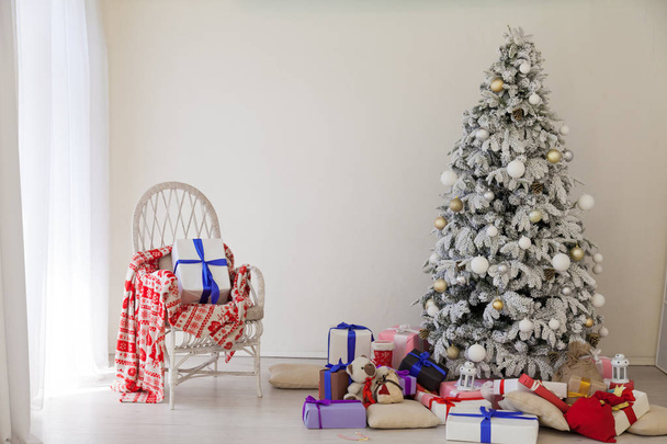 feliz año de Navidad árbol regalos interiores habitación blanca vacaciones nuevo
 - Foto, imagen