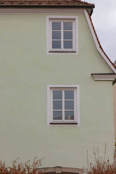 fachadas históricas de la ciudad con puertas y ventanas detalles en el sur de Alemania ciudad en otoño luz de la tarde
 - Foto, imagen