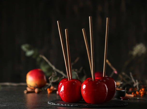 Тарелка из сладостей с яблоками на столе
 - Фото, изображение