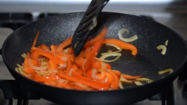 as verduras fritam-se em uma panela
 - Filmagem, Vídeo