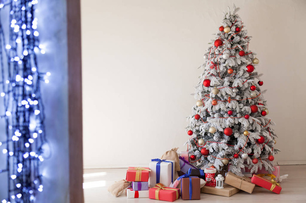 Feliz Navidad regalos Interior habitación blanca vacaciones árbol de año nuevo
 - Foto, imagen