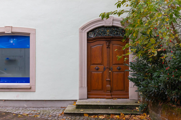 historische stad gevels met deuren en ramen details in Zuid-Duitsland stad in herfst middag licht - Foto, afbeelding