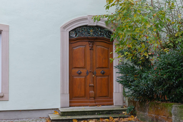исторические фасады города с дверями и окнами детали в южной Германии в осенний послеобеденный свет
 - Фото, изображение