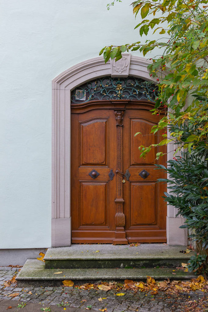 fachadas históricas de la ciudad con puertas y ventanas detalles en el sur de Alemania ciudad en otoño luz de la tarde
 - Foto, Imagen