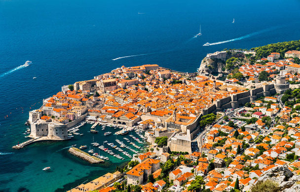 Luftaufnahme von Dubrovnik mit dem Adriatischen Meer in Kroatien - Foto, Bild