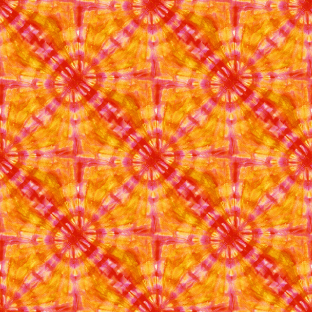 Naadloze tie-dye patroon van bruine en oranje kleur op witte zijde. Hand schilderij stoffen - nodulair batik. Shibori verven.  - Foto, afbeelding