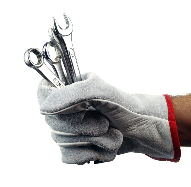 sleutelmaat in de hand met bescherming handschoen - Foto, afbeelding