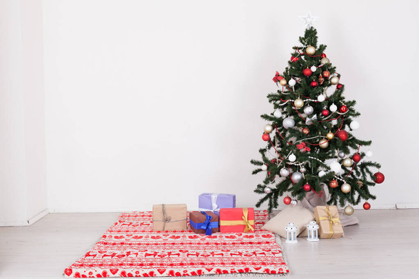 Árvore de Natal com presentes, luzes de grinalda ano novo
 - Foto, Imagem