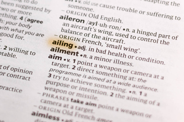 Het woord of de woordgroep Ailing in een woordenboek gemarkeerd met marker. - Foto, afbeelding