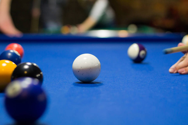 Billard-Pool-Spiel im Gange, Spieler will Bälle mit Queue schießen - Foto, Bild