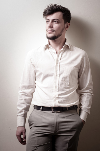 стильний сучасний хлопець з білою сорочкою
 - Фото, зображення