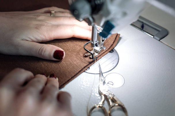 The sewing machine and item of clothing - Valokuva, kuva