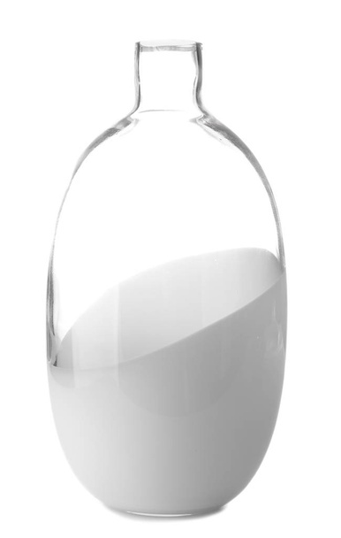 Красивая стеклянная ваза на белом фоне
 - Фото, изображение