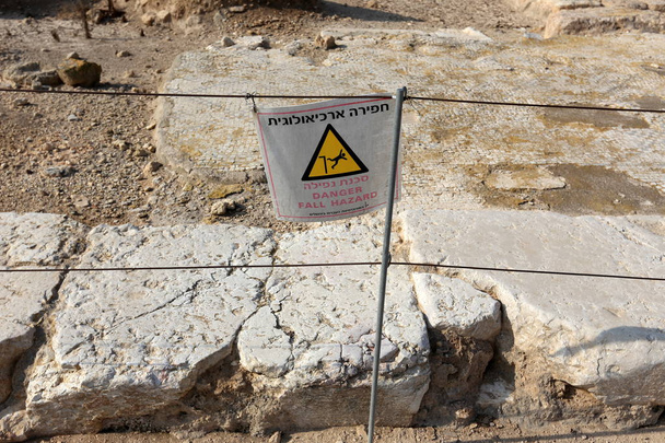 señales de tráfico y señales instaladas en carreteras y parques en Israel
  - Foto, imagen