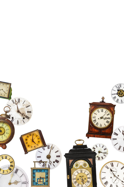 Colección de diferentes relojes de mesa vintage y relojes aislados sobre un fondo blanco
 - Foto, imagen
