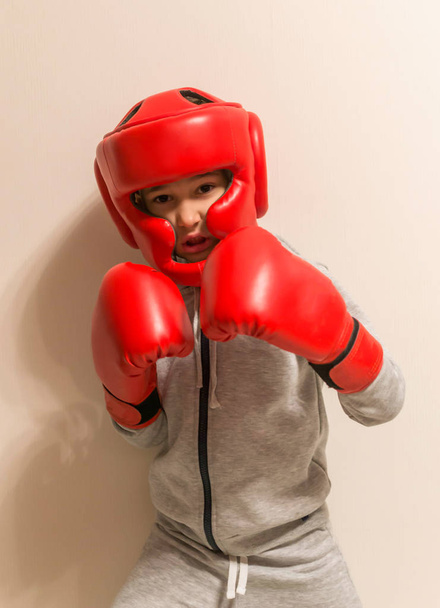 Retrato de joven boxeador sobre fondo beige foto deportiva
 - Foto, imagen