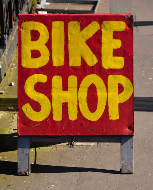 Un panneau de magasin de vélo peint en bois
 - Photo, image