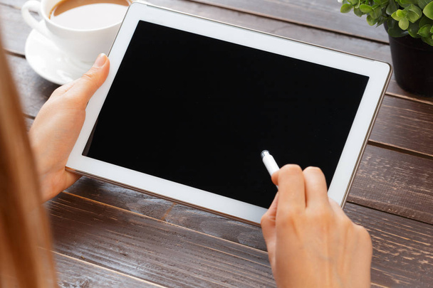femme tenant tablette numérique, gros plan
 - Photo, image