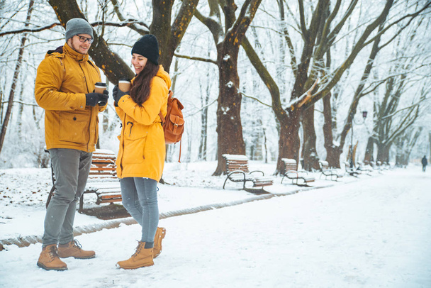 Para spacerująca zasypani city Park rozmowy, towarzyskich. romantyczną randkę w okresie zimowym. Boże Narodzenie zbliża się - Zdjęcie, obraz