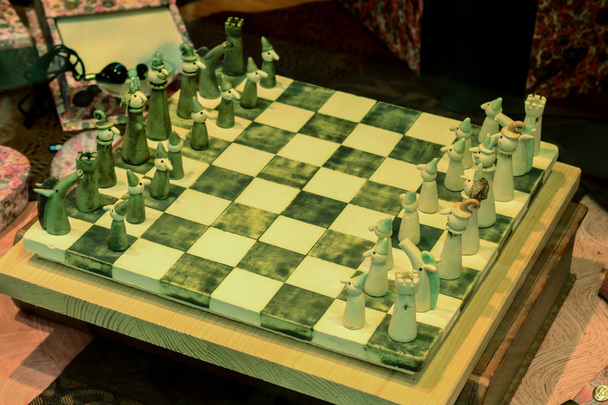 Xadrez de madeira artesanal italiano no tabuleiro de xadrez
 - Foto, Imagem