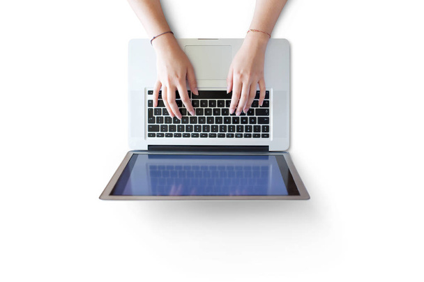 美しい女性の手にノート パソコンのキーボードは、クリッピング パスを含めるを白い背景上に孤立 - 写真・画像
