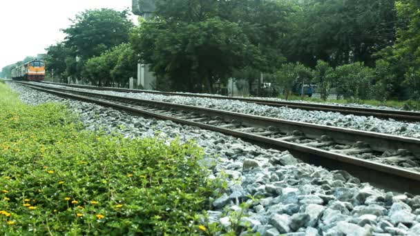 Vonat a mozgó le a vasúti pályák vidéken - Felvétel, videó