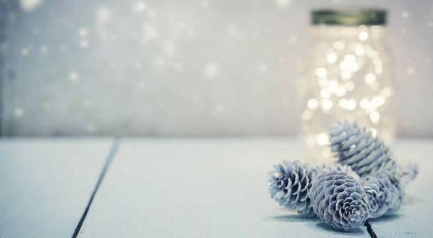 Luces de hadas de Navidad en un frasco de albañil
  - Foto, imagen