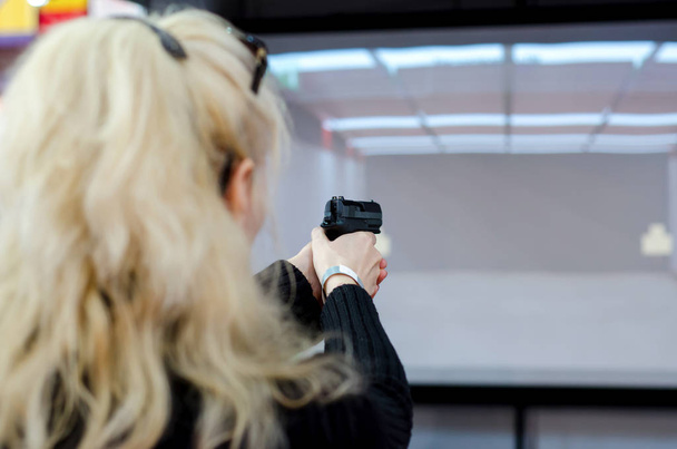 Vrouw in virtuele schietbaan schieten - Foto, afbeelding