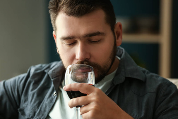 Mann mit Glas Wein entspannt zu Hause - Foto, Bild