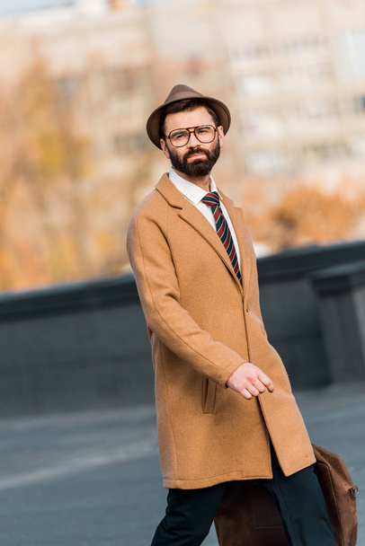adult confident businessman in glasses walking on roof - Zdjęcie, obraz