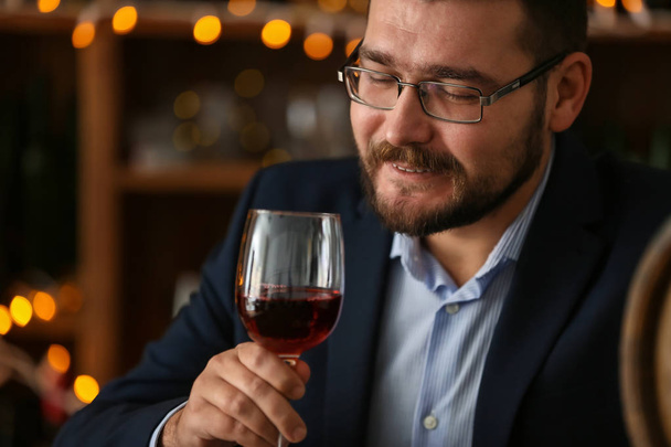 ワインを飲む男性のバー - 写真・画像