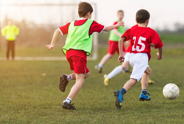 Jogador de crianças pequenas no campo de jogo de futebol
 - Foto, Imagem