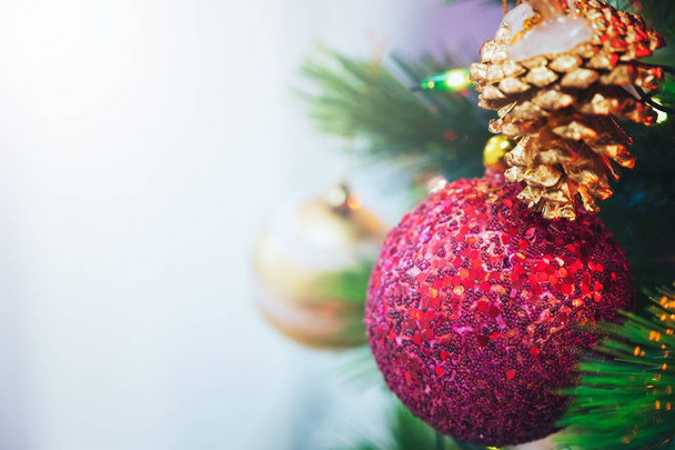 Árbol de Navidad decorado con colgante de bola roja, Muñeca de nieve
 - Foto, imagen