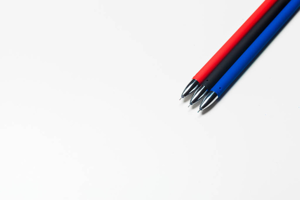 verschillende kleuren pennen geïsoleerd op de witte achtergrond - Foto, afbeelding