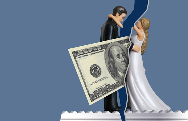 Hogyan a pénz kérdések jönnek párok között, és okoz válás szemléltetésére egy száz dollár számla jön között a menyasszony és a vőlegény esküvői tortát fedő. Ez a fotó illusztráció. - Fotó, kép