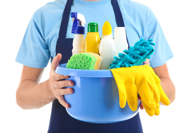 Ο άνθρωπος με τον καθαρισμό προμήθειες σε άσπρο φόντο, κοντινό πλάνο - Φωτογραφία, εικόνα