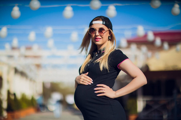 Young Pregnant Woman on Background Residential Building - Foto, afbeelding