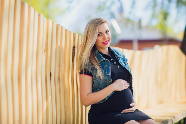 Young Pregnant Woman on Background Residential Building - Foto, Imagen