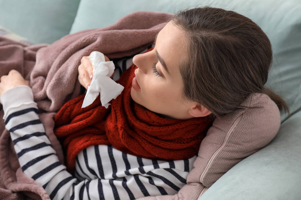 Νεαρή γυναίκα αρρωστήσει με γρίπη στο σπίτι - Φωτογραφία, εικόνα