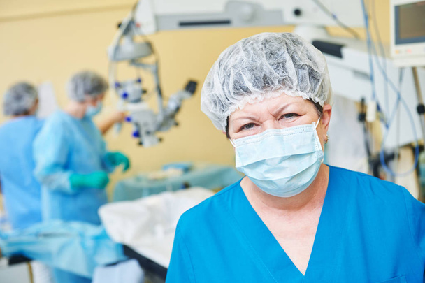 orvos szemész sebész a műtőben - Fotó, kép