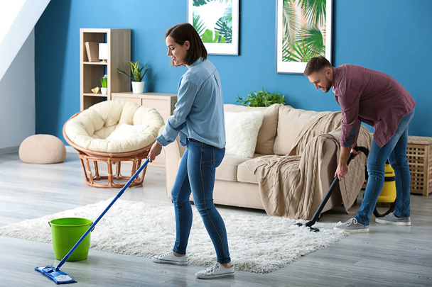 Giovane coppia pulizia loro appartamento insieme
 - Foto, immagini