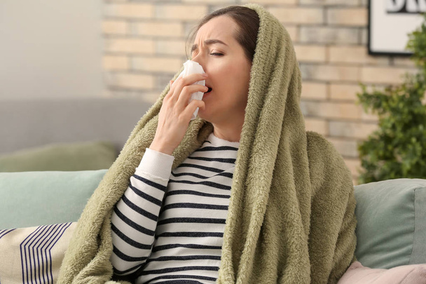 Jeune femme malade de la grippe à la maison
 - Photo, image
