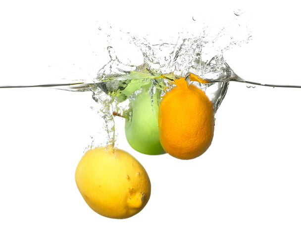 Падіння фруктів у воду на білому тлі
 - Фото, зображення