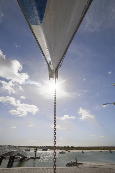 Вітрильник ніс пришвартований на сухому в Кабанас де Тавіра, Португалія. Низький кут пострілу - Фото, зображення