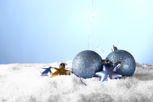 Schöne Weihnachtsdekoration auf farbigem Hintergrund - Foto, Bild