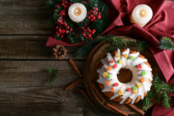 Belle tarte de Noël savoureuse sur table en bois
 - Photo, image